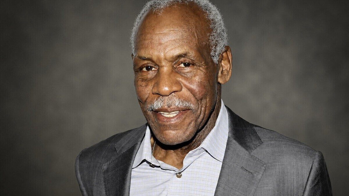 Danny Glover révèle être atteint d’Alzheimer : l’icône de “L’Arme fatale” face à la maladie
