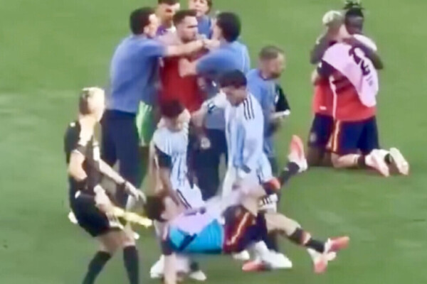 — Ce que vous n’avez pas vu à la télé : bagarre générale entre l’Argentine et l’Espagne après le coup de sifflet final