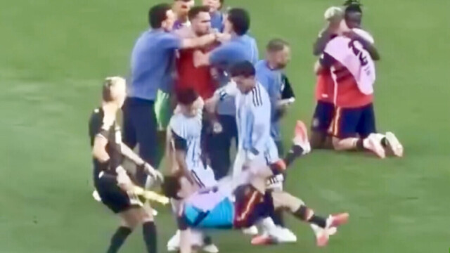 — Ce que vous n’avez pas vu à la télé : bagarre générale entre l’Argentine et l’Espagne après le coup de sifflet final — Ce que vous n’avez pas vu à la télé : bagarre générale entre l’Argentine et l’Espagne après le coup de sifflet final