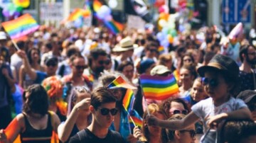 À Bratislava, des milliers de personnes défilent malgré le recul des droits LGBT en Slovaquie