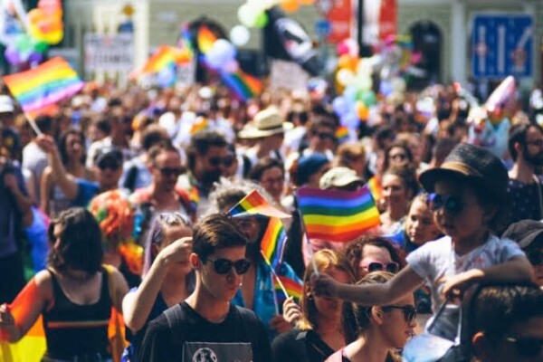 À Bratislava, des milliers de personnes défilent malgré le recul des droits LGBT en Slovaquie