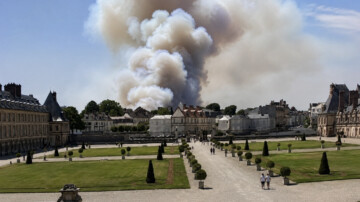 L’incendie de Fontainebleau menace la ville et les bâtiments historiques