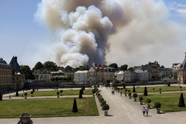 L’incendie de Fontainebleau menace la ville et les bâtiments historiques