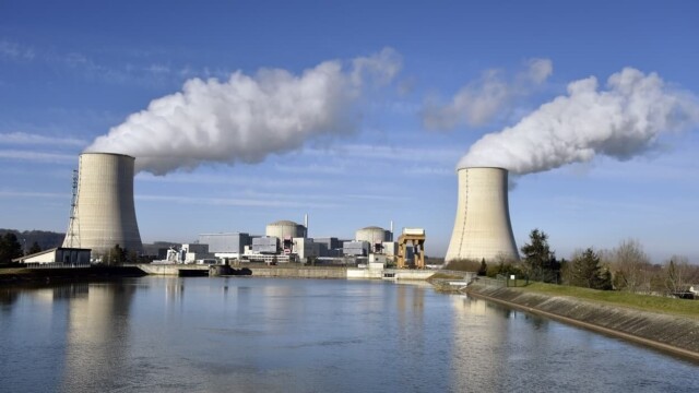 Canicule : trois réacteurs nucléaires français arrêtés, huit autres ralentis Canicule : trois réacteurs nucléaires français arrêtés, huit autres ralentis