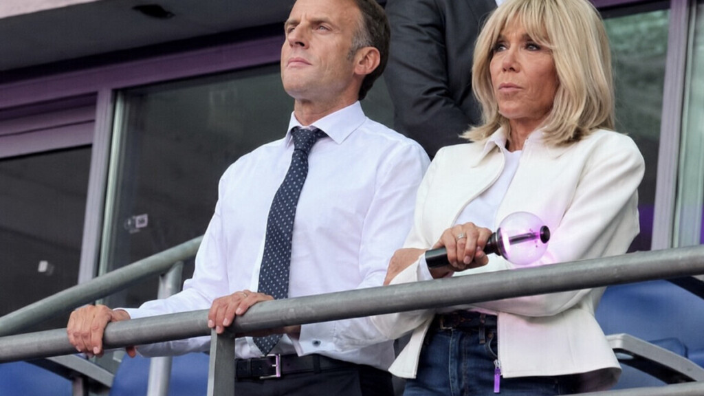 Emmanuel et Brigitte Macron au concert de BTS : leur apparition déclenche les cris de 88.000 fans