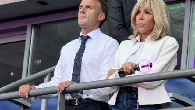 Emmanuel et Brigitte Macron au concert de BTS : leur apparition déclenche les cris de 88.000 fans Emmanuel et Brigitte Macron au concert de BTS : leur apparition déclenche les cris de 88.000 fans