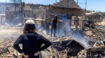 Des colons israéliens incendient une mosquée et une usine en Cisjordanie occupée
