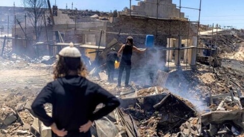 Des colons israéliens incendient une mosquée et une usine en Cisjordanie occupée