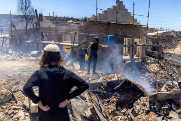 Des colons israéliens incendient une mosquée et une usine en Cisjordanie occupée