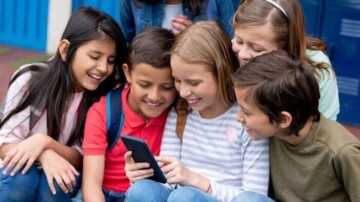 Des experts européens réclament des restrictions sur les réseaux sociaux pour les moins de 13 ans