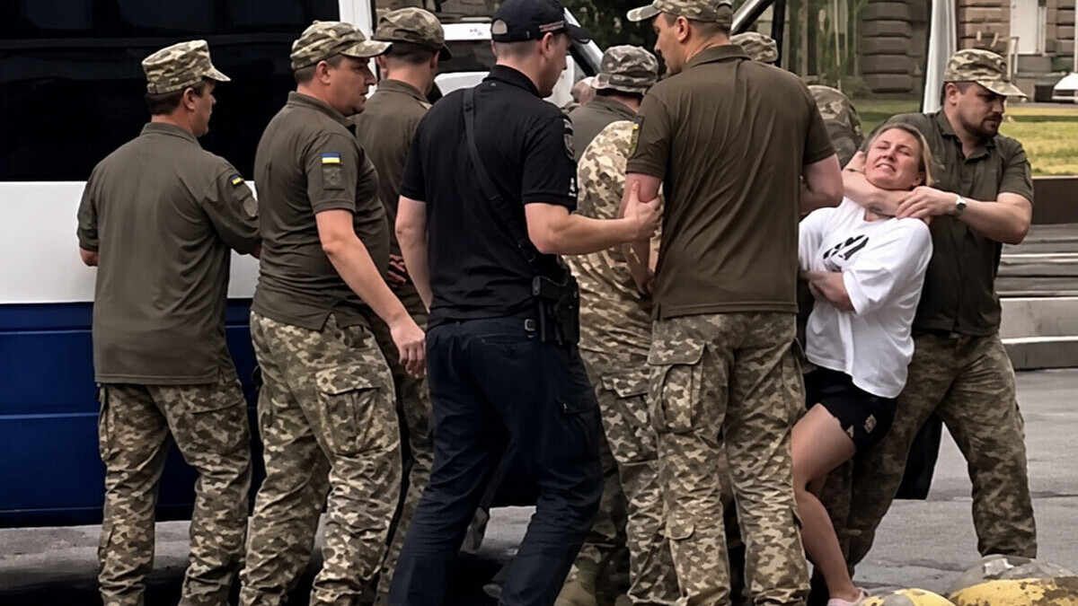 Ukraine : les vidéos d’enrôlements forcés dans l’armée se multiplient, dans le silence assourdissant des médias