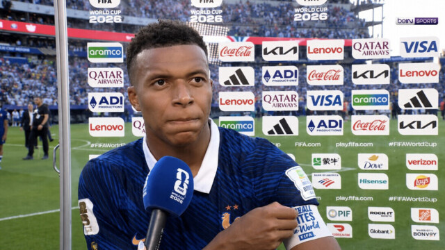 — Kylian Mbappé après France-Paraguay : «Ils pensaient qu’on allait venir jouer en smoking, mais on sait aussi faire le sale football.»