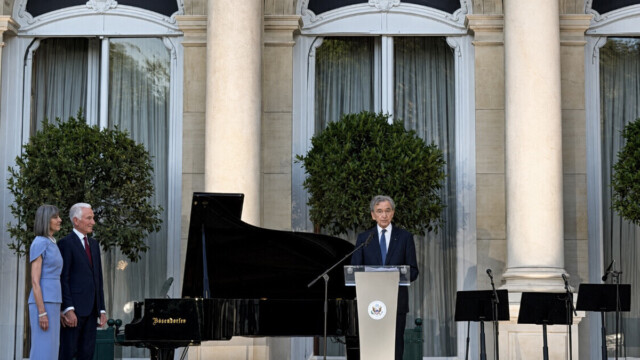 Bernard Arnault à l’ambassade américaine : «Tout le monde sait que je suis Français, mais à l’intérieur de moi, je suis américain» Bernard Arnault à l’ambassade américaine : «Tout le monde sait que je suis Français, mais à l’intérieur de moi, je suis américain»