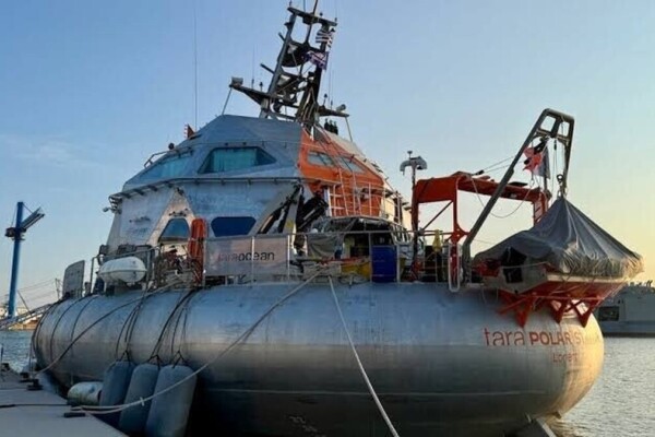 タラ極地基地はロリアンを出発し、北極の氷原を漂流する。