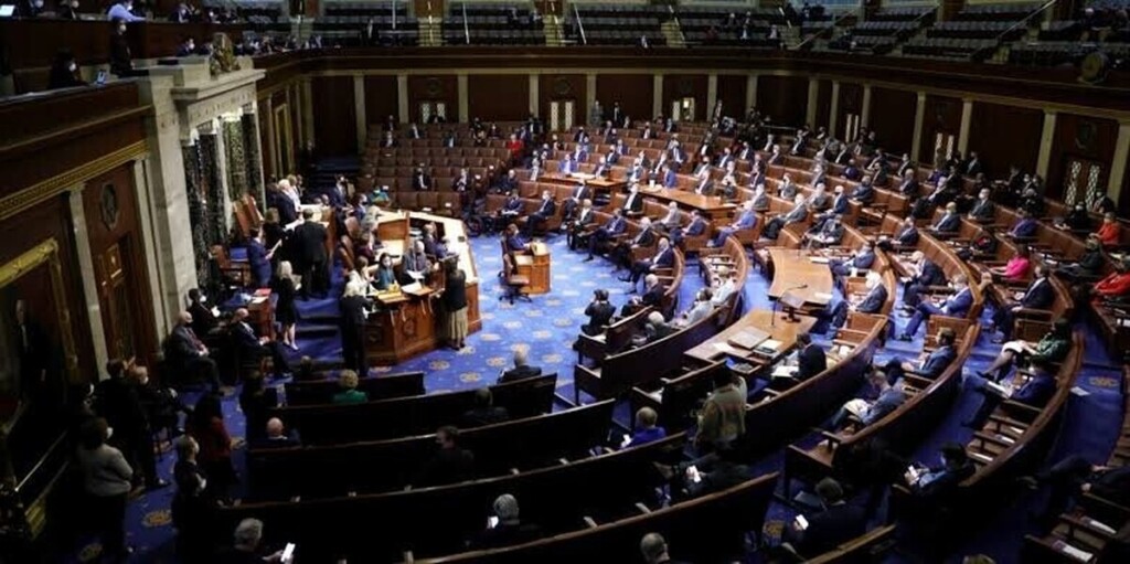Le Congrès américain vote pour éviter un shutdown avant les midterms