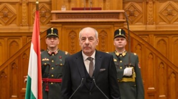 Le président hongrois signe sa propre loi de destitution et quitte ses fonctions