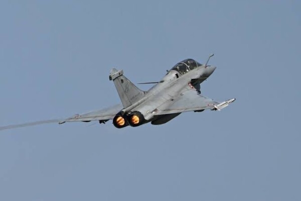 L’Ukraine commande 16 Rafale et des batteries antiaériennes à la France