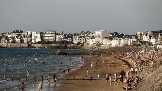 Plus de la moitié des sites de baignade français contaminés aux PFAS