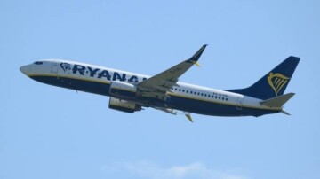 Un passager partiellement aspiré hors d’un avion Ryanair après la brisure d’un hublot