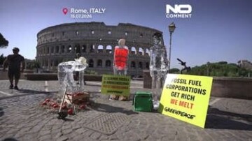 À Rome, des sculptures de glace fondent devant le Colisée pour alerter sur la canicule