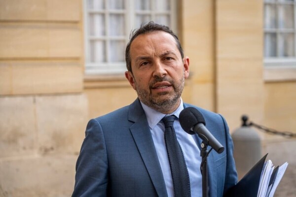 Sébastien Chenu vom Rassemblement National fordert ein Referendum über das Tragen des Schleiers.