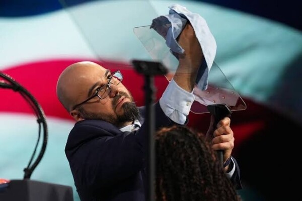 Un opérateur de téléprompteur de la Maison Blanche soupçonné de paris illicites sur les discours de Trump