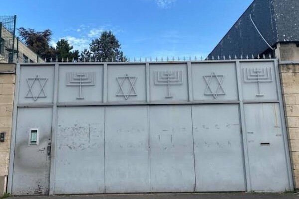 Une arme militaire découverte près d’une synagogue à Sarcelles, enquête antiterroriste ouverte