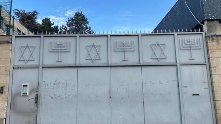 Une arme militaire découverte près d’une synagogue à Sarcelles, enquête antiterroriste ouverte