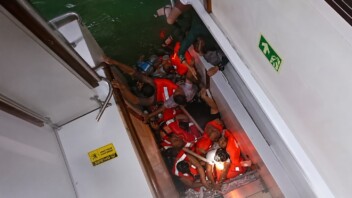 VIDÉO - Naufrage à Chypre: des images montrent des passagers piégés tentant désespérément de s’échapper, comme sur le Titanic