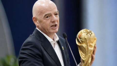 — Après avoir voulu ouvrir la Coupe du monde aux investisseurs, la FIFA s’excuse mais maintient Infantino
