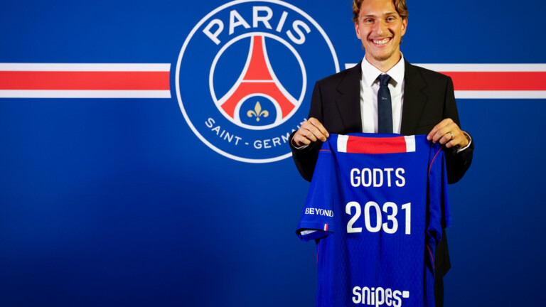 — Mercato : le PSG recrute Mika Godts, l’ailier belge de l’Ajax, jusqu’en 2031