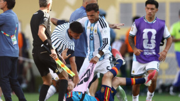 — Mondial 2026 : Paredes suspendu 10 matchs, Molina 7. La FIFA frappe lourdement l’Argentine après les incidents de la finale