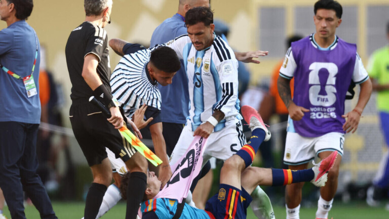 — Mondial 2026 : Paredes suspendu 10 matchs, Molina 7. La FIFA frappe lourdement l’Argentine après les incidents de la finale