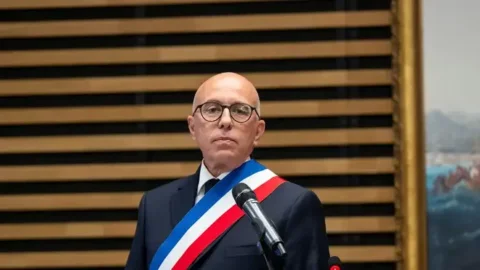 اتخذ إريك سيوتي إجراءات قانونية بعد أن أشارت أغنية راب إلى محمد مراح ومسرح باتاكلان