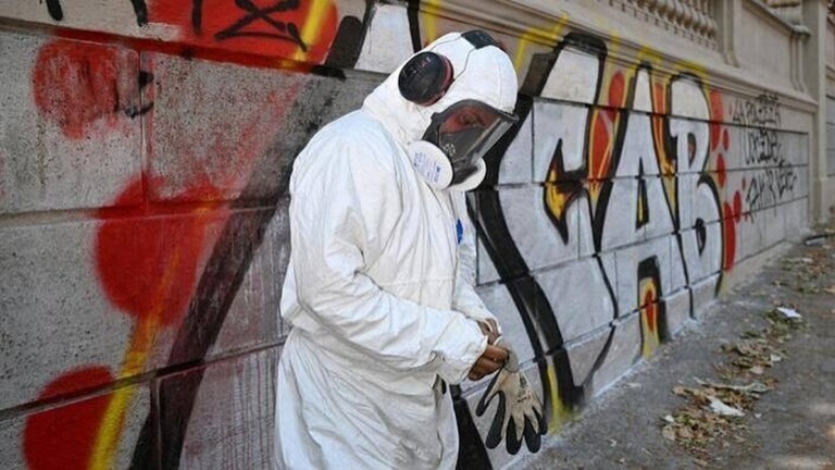 À Rome, cet influenceur déclare la guerre aux tags avec son nettoyeur haute pression