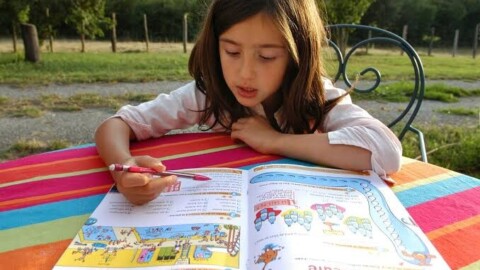 Cahiers de vacances : faut-il encore faire travailler les enfants avant la rentrée ?