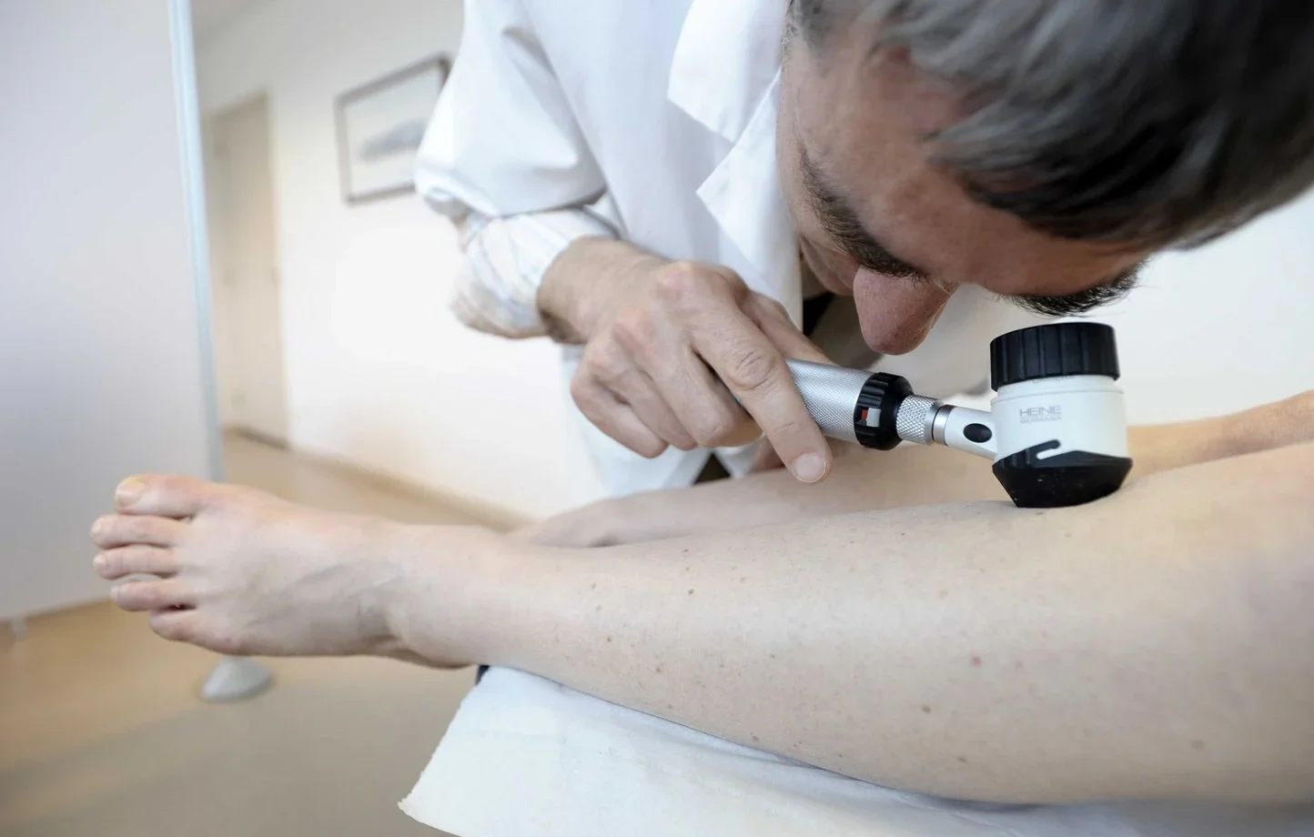 Medical deserts: dermatological consultations using scanners and artificial intelligence spark controversy
