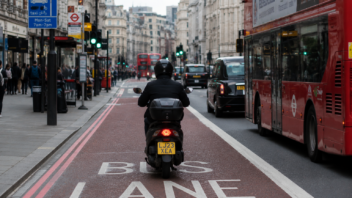 Deux-roues dans les voies de bus : pourquoi Paris devrait enfin s’inspirer de Londres