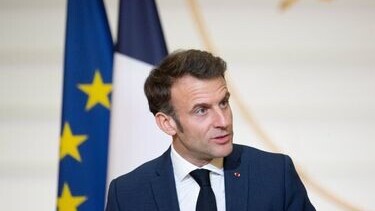 Emmanuel Macron promulgue la loi créant un droit à l’aide à mourir