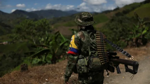 Facebook et TikTok accusés de pousser des enfants vers les groupes armés en Colombie