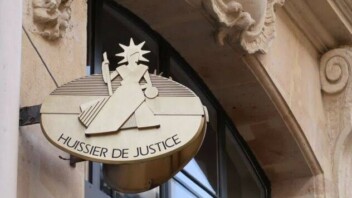 Huissiers de justice : quel est réellement leur rôle et jusqu’où peuvent-ils aller ?