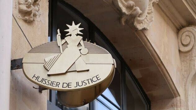 Huissiers de justice : quel est réellement leur rôle et jusqu’où peuvent-ils aller ?
