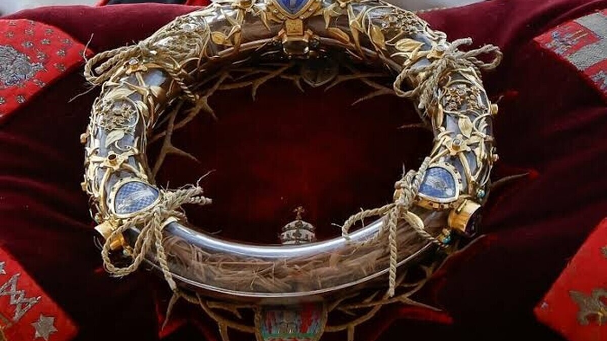 C’était un 19 août : Saint Louis porte pieds nus une relique sacrée