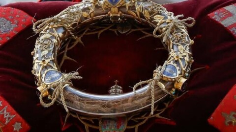 C’était un 19 août : Saint Louis porte pieds nus une relique sacrée