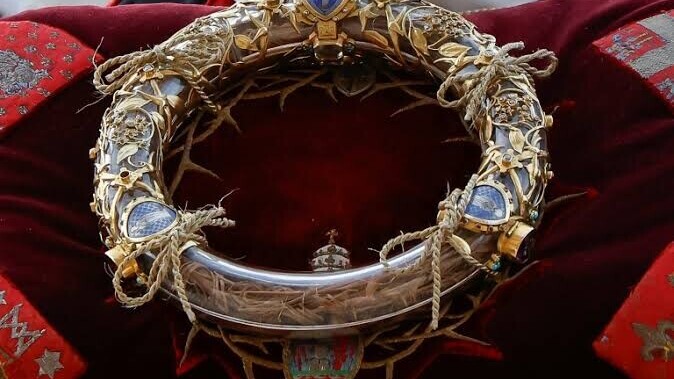 C’était un 19 août : Saint Louis porte pieds nus une relique sacrée