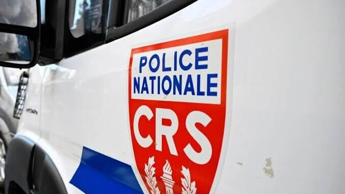 Rennes : un jeune homme entre la vie et la mort après avoir percuté un fourgon de CRS