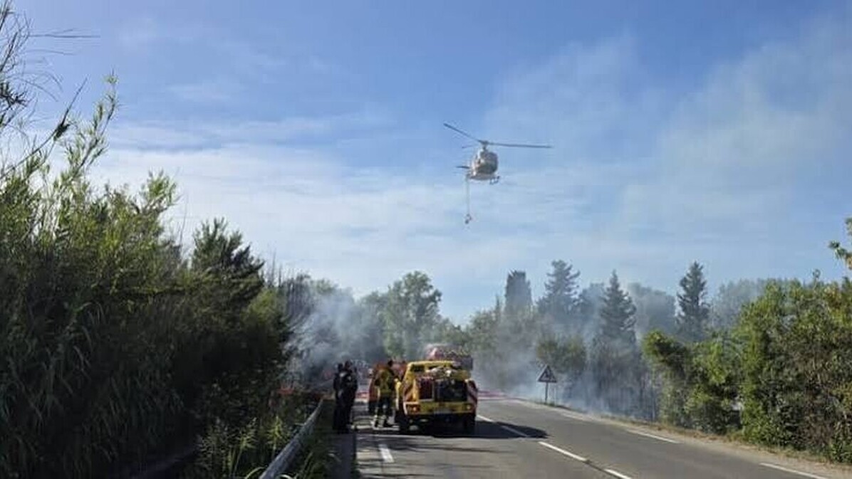 Salon-de-Provence : un avion militaire atterrit en urgence sur la RN113 et prend feu