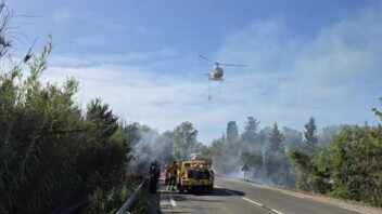 Salon-de-Provence : un avion militaire atterrit en urgence sur la RN113 et prend feu