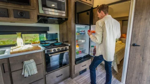 Sans four ni grand réfrigérateur : les astuces pour cuisiner dans un camping-car