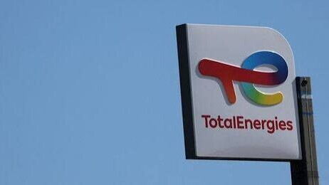 TotalEnergies rachète les renouvelables de Shell en Europe et ouvre son capital à KKR